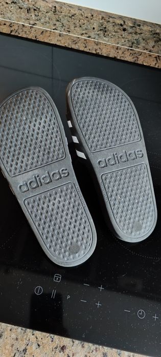 Chinelos marca Adidas