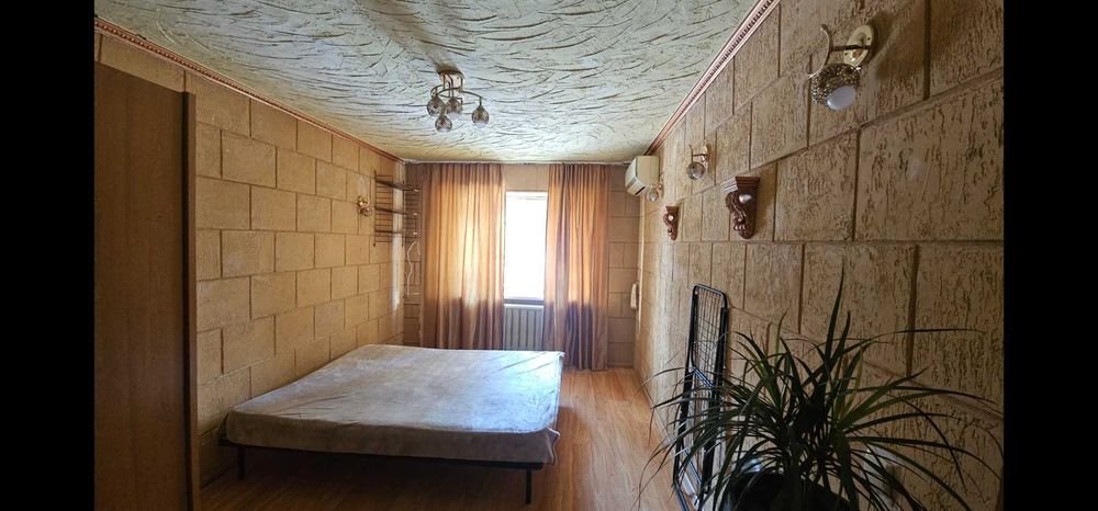 Здається кімната в гуртожитку між метро Нивки і Сирець