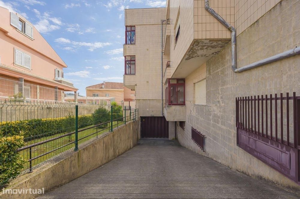 Apartamento T1 com Varanda em Canelas