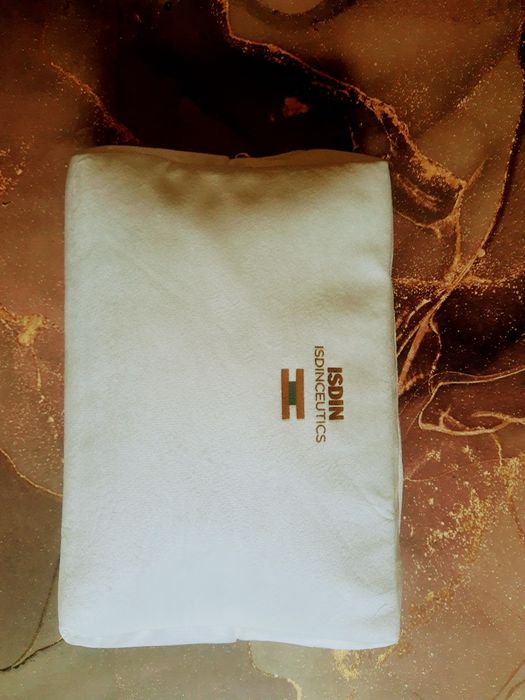 Biała kosmetyczka Isdin cosmetics