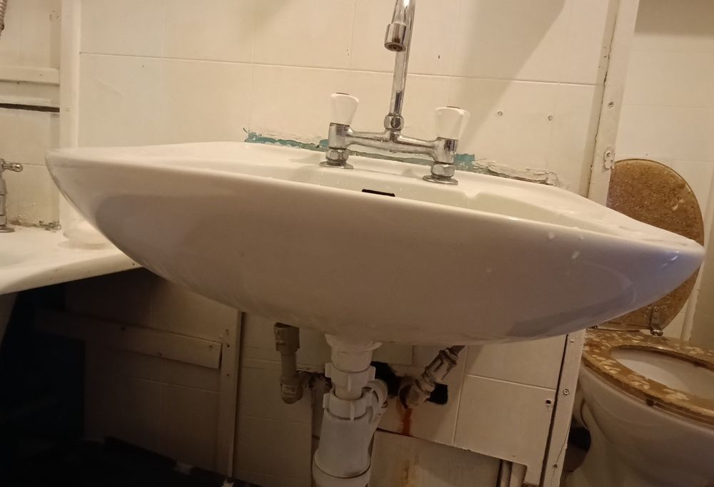 zlew łazienkowy z kranem