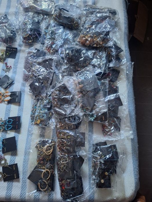 Várias pulseiras brincos e fios