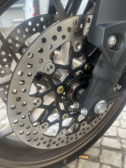 Honda CB 650 R como nova