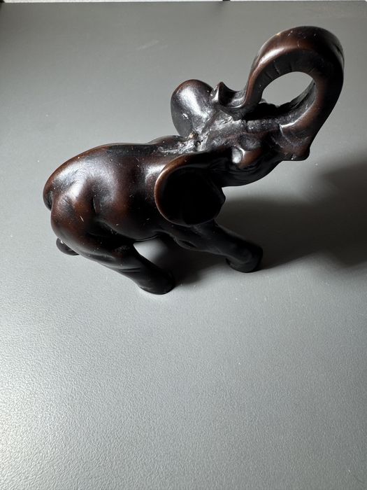 Статуетка слон з чорного дерева