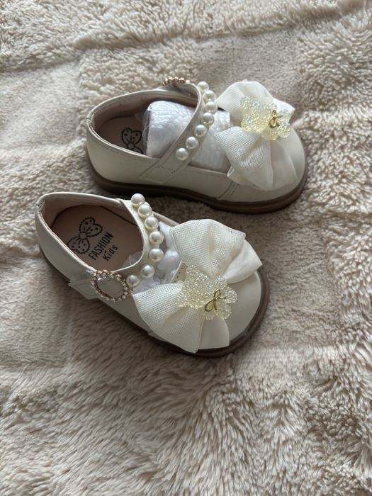 Продам туфельки для маленьких принцес на рік