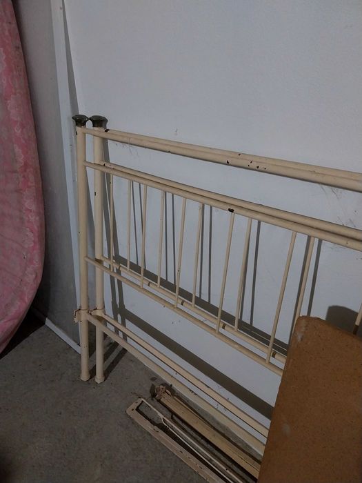 Cama de casal antiga de ferro