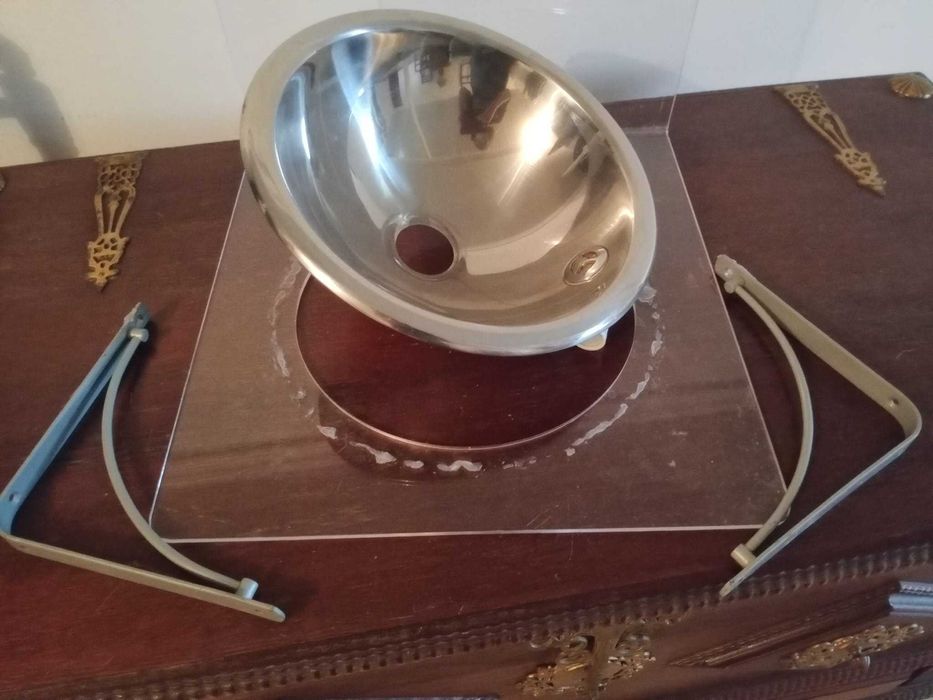 Lavatório em acrílico e inox