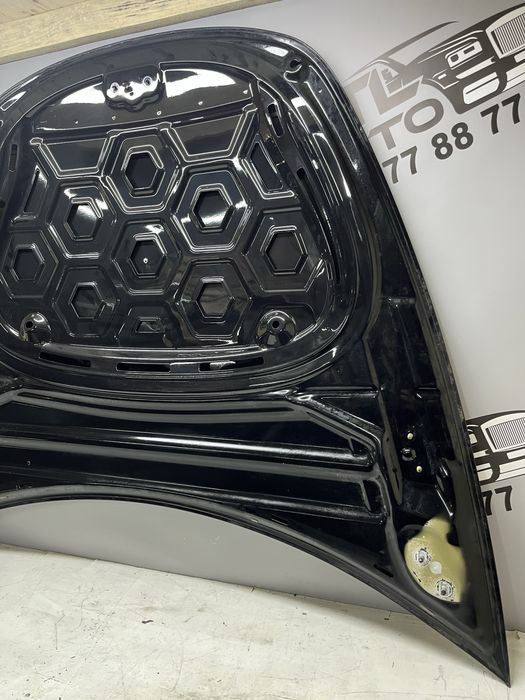 Капот Tesla Model 3