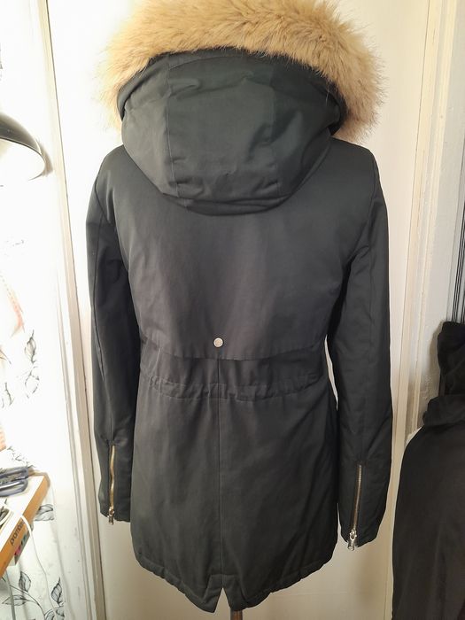 Парка зимова ,темно зеленого кольору.На розмір s або M