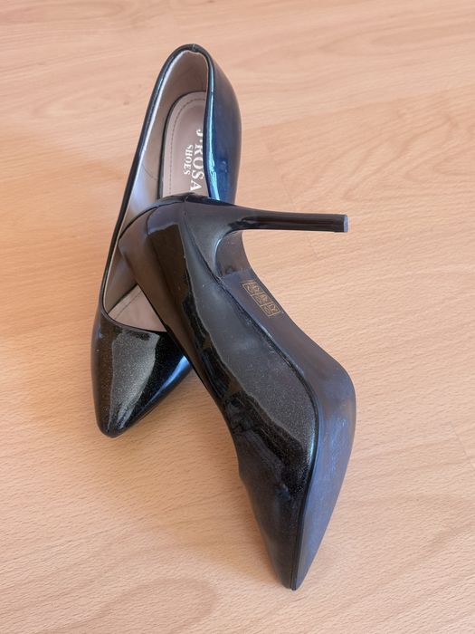 Sapatos de saltos com brilho