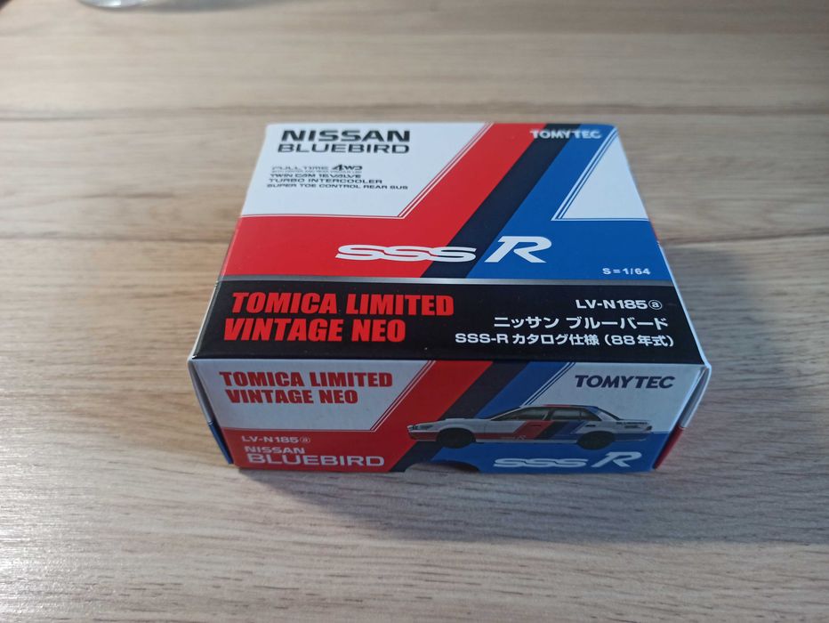 Nissan bluebird 1:64 TOMICA