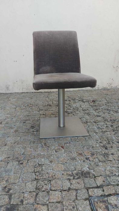 Cadeira de sala com pé em inox escovado rotativo