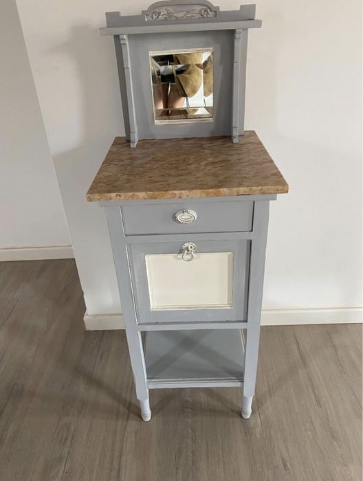 Mesa antiga restaurada vintage