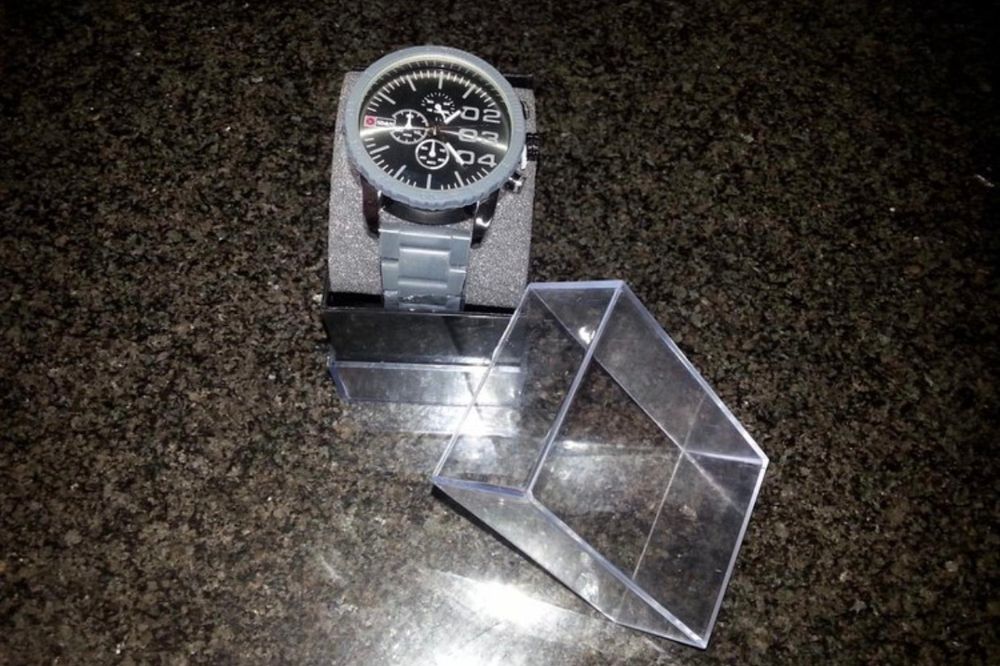 Relógio NOVO, em Caixa, Moderno, Elegante e Barato