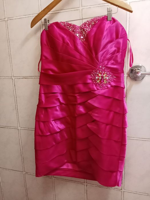 Vestido rosa choque de cerimónia com brilhantes + lenço - Tamanho 42