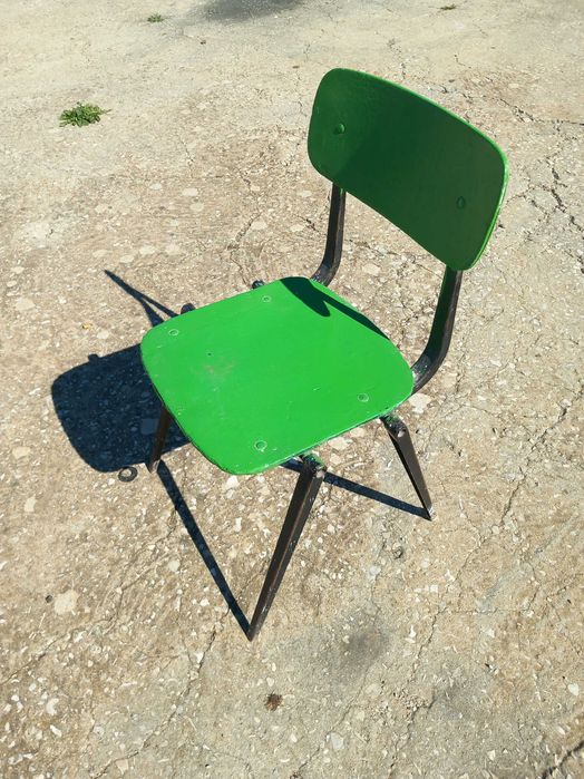 Cadeira Result, criada originalmente nos anos 50 por Friso Kramer e Wim Rietveld
