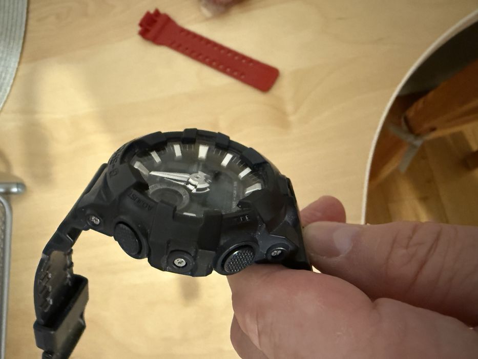Casio G-shock z dodatkowa czerwoną obudową