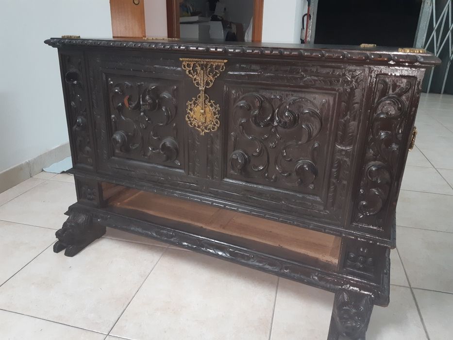 Arca antiga madeira trabalhada