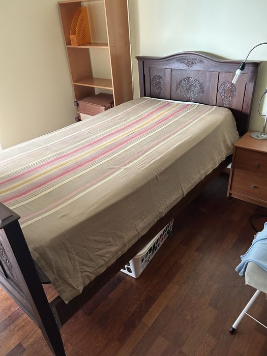 Vendo cama de solteiro 110x200, com estrado e colchão