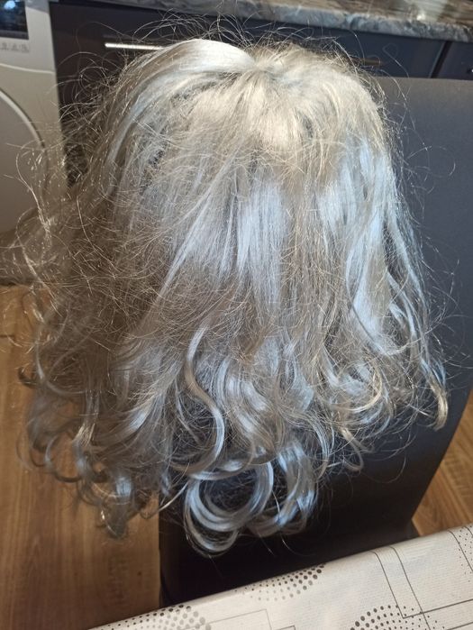 Długa peruka dla białej damy