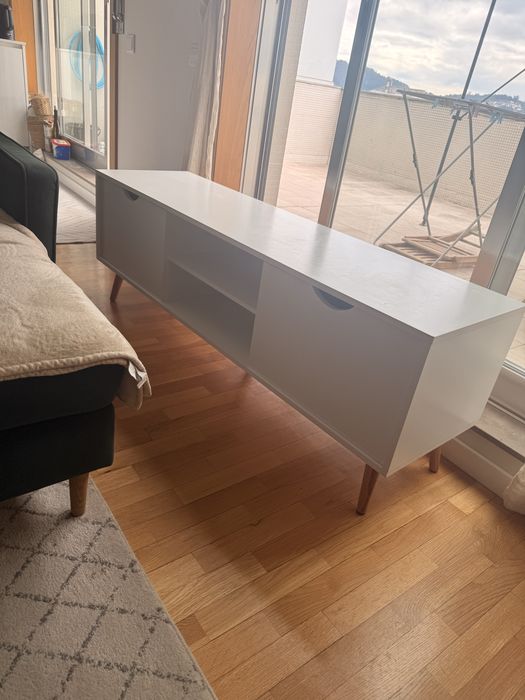 Movel de TV branco estilo nordico