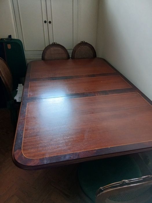 Aparador, mesa e cadeiras