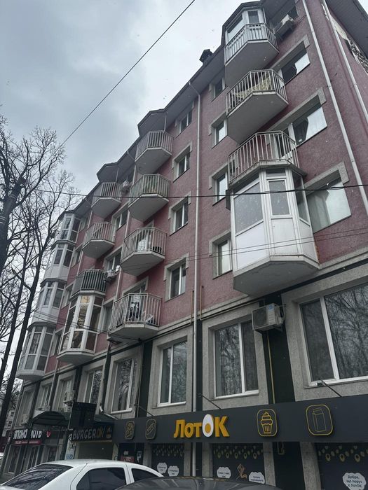 Квартира з балконом та індивідуальним опаленням