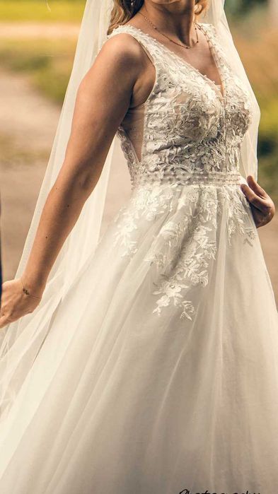 Suknia ślubna perełki brokat