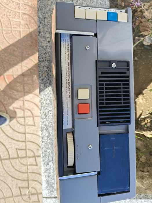 leitor de cassetes e outro