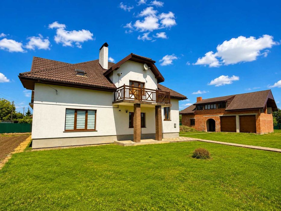 Сучасний будинок 237 м² з ремонтом та ділянкою 17,5 соток
