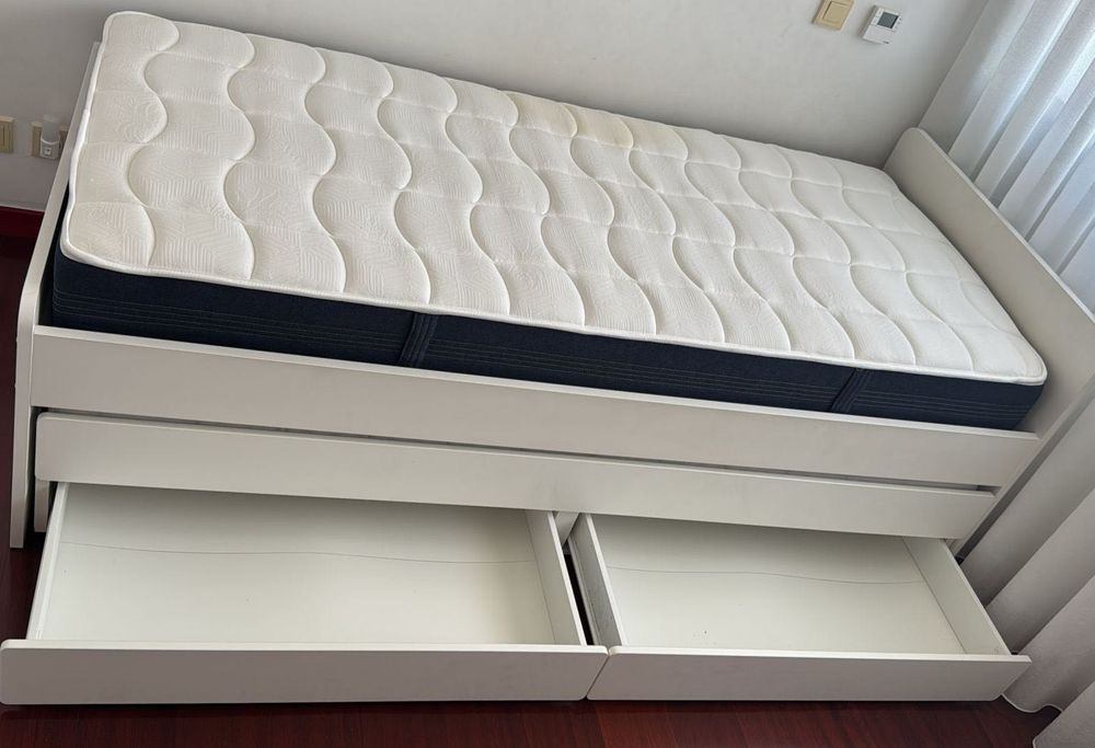 Cama solteiro, com arrumação