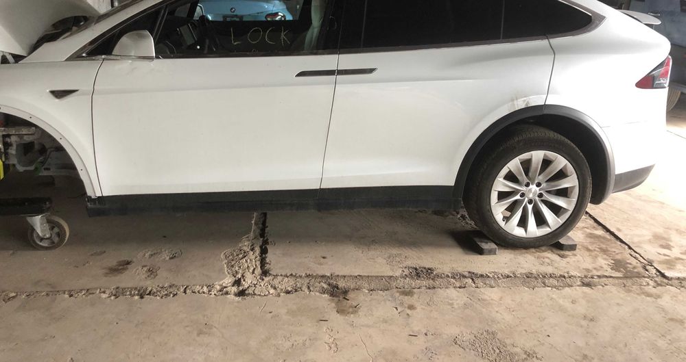 Двері передні Tesla Model X 2016 білий PPSW