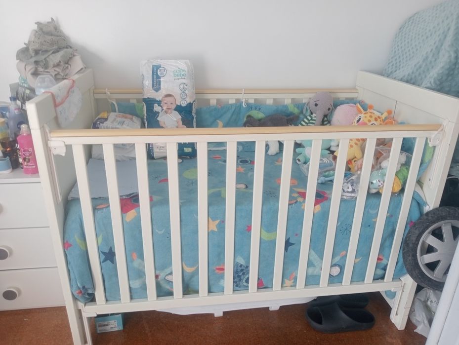 Berço com 2 Colchões e Brinquedos