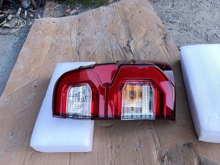 Фонарь задний правий Toyota Hilux 8 N120 2020-2025г 2 рестайлинг led. Новый. Дефект