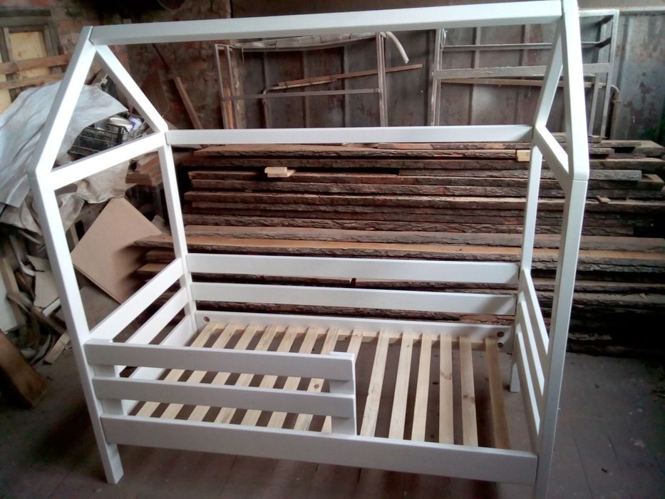 Кровать домик из дерева