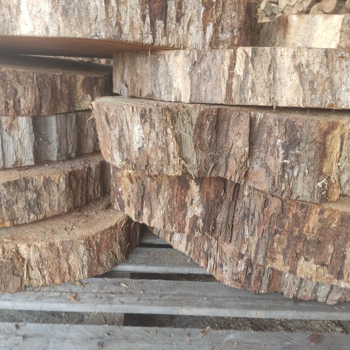 Pranchas em madeira de acácia, oliveira e carvalho.