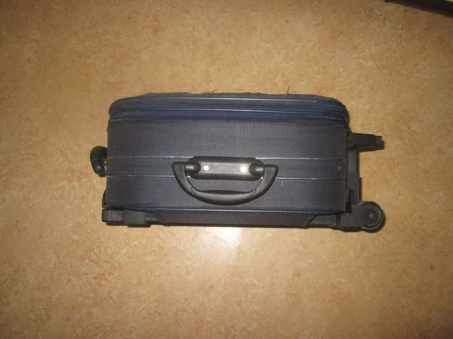 Маленька дорожна валіза.