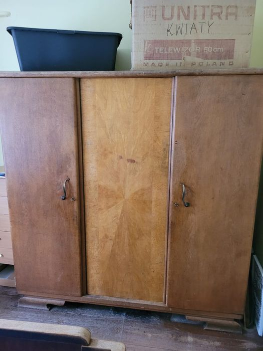 Drewniana szafa 3drzwiowa.