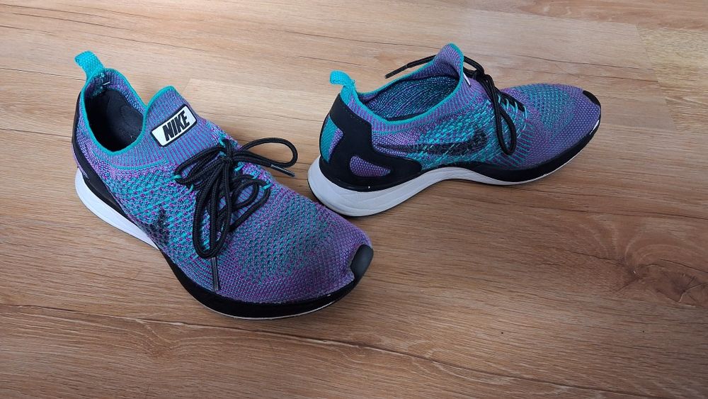 Buty Nike Air Zoom Mariah Flyknit Racer w kolorystyce Clear Jade/Black-Vivid Purple.