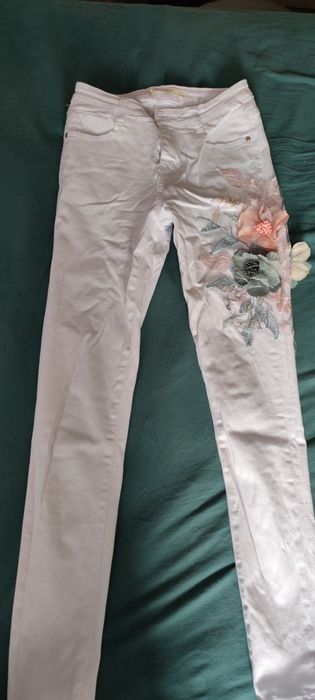 Białe spodnie damskie, rurki, z kwiatami 3D, rozmiar 36, wiosna lato