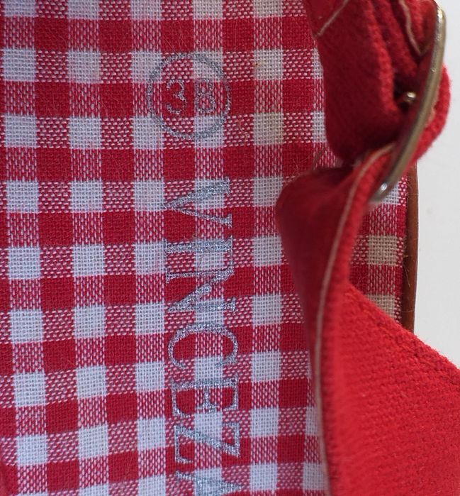 Czerwone sandałki na koturnie