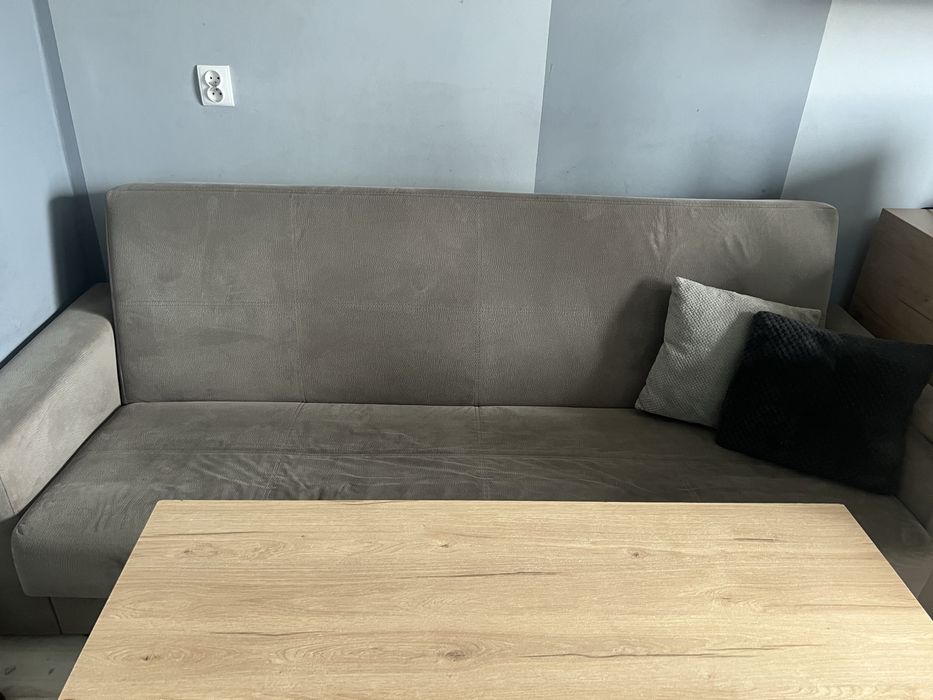 Kanapa-tapczan mareriał koloru szarego