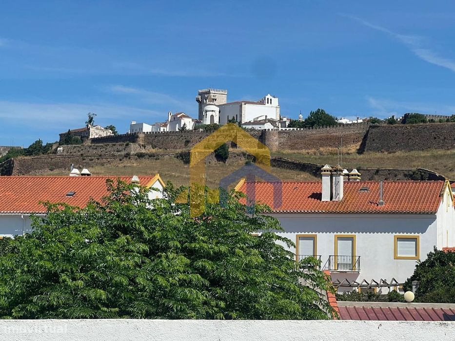 Moradia T4, no centro de Estremoz com quintal