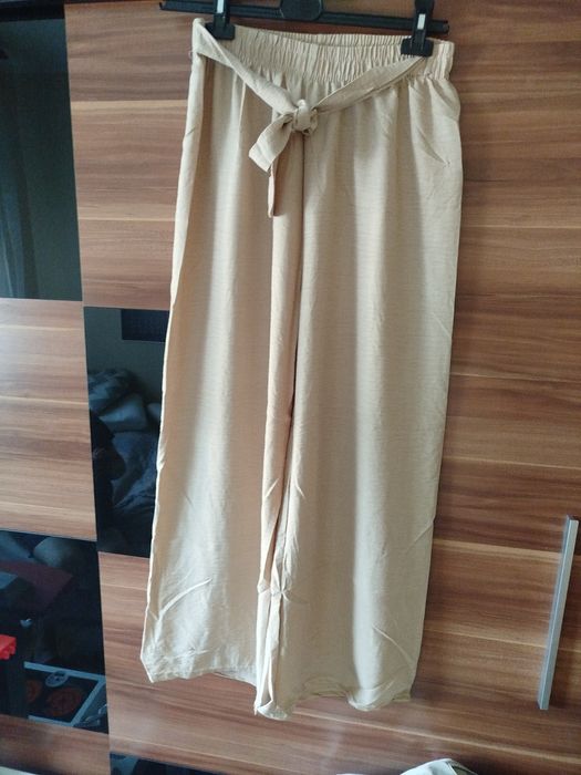 Beżowe spodnie szeroka nogawka