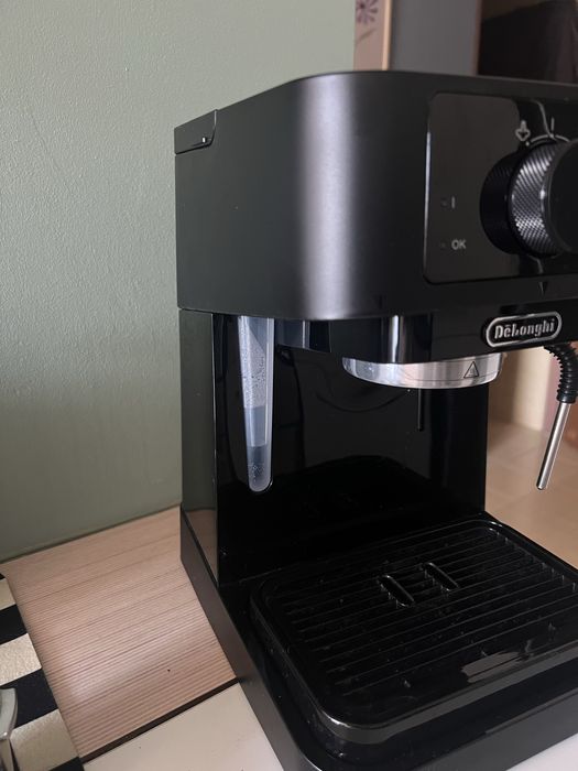 Ekspres kolbowy DeLonghi 230.BK