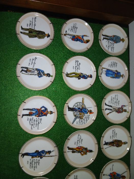 18 prato uniforme militar por  4€ cada