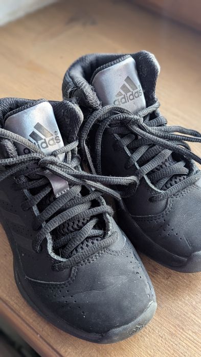 Дитячі баскетбольні кросівки adidas Isolation 2K