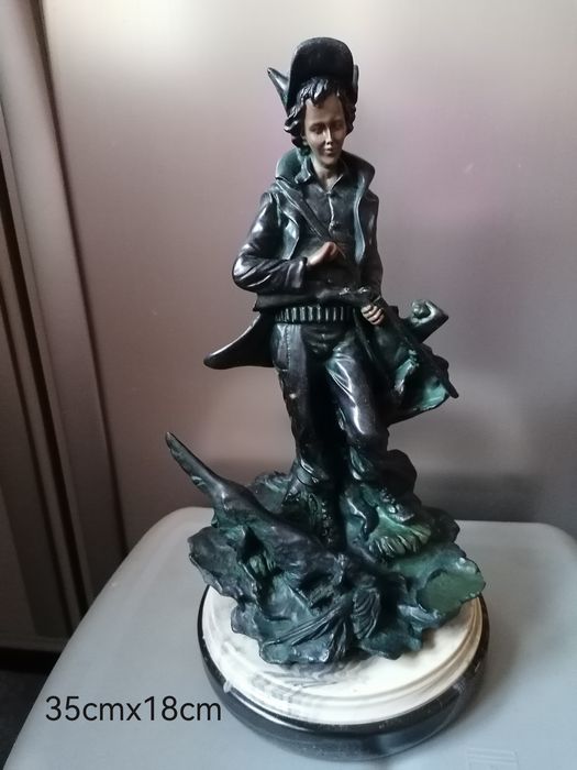 Estátuas em marmore a imitar o bronze