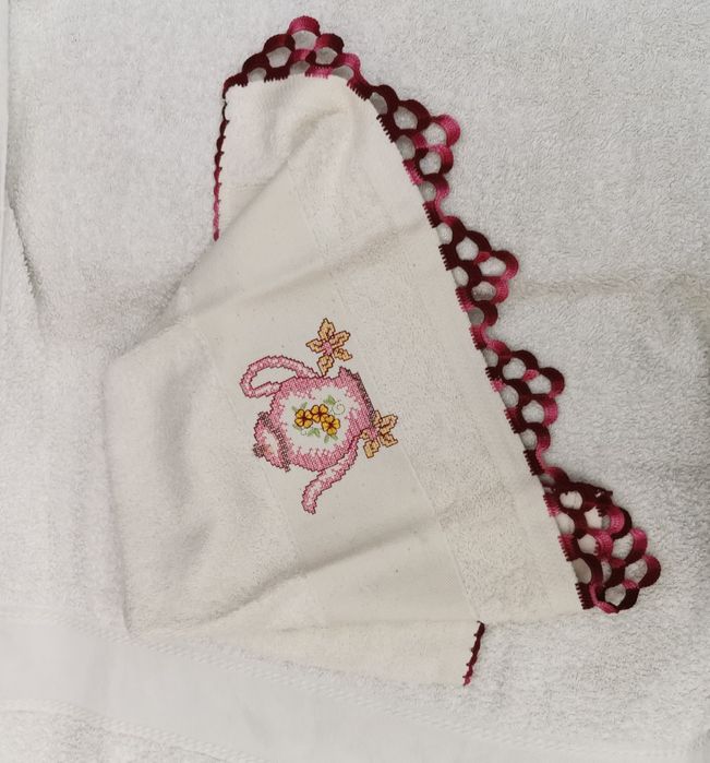 Panos com bordado e crochet
