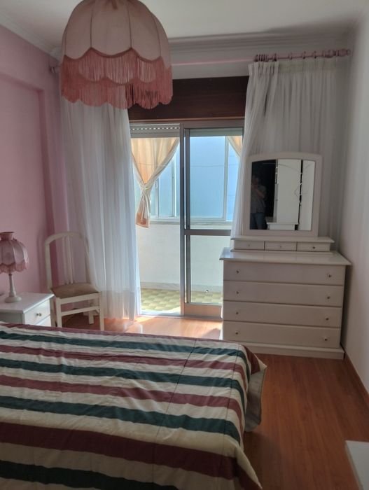 Alugo quarto de solteiro com varanda